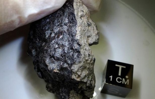 Une météorite rare de sept kilos, dont la chute a été observée au Maroc l'été dernier, vient de Mars, confirment des experts qui qualifient la découverte de précieuse tant pour la science que pour les courtiers de ces objets célestes. Une météorite rare de sept kilos, dont la chute a été observée au Maroc l'été dernier, vient de Mars, confirment des experts qui qualifient la découverte de précieuse tant pour la science que pour les courtiers de ces objets célestes.