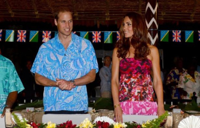 Kate Middleton et le prince William, outrés de la publication par Closer de photos seins nus de la duchesse de Cambridge, contre-attaquent lundi soir devant la justice française pour obtenir que le magazine people ait interdiction de diffuser les clichés. Kate Middleton et le prince William, outrés de la publication par Closer de photos seins nus de la duchesse de Cambridge, contre-attaquent lundi soir devant la justice française pour obtenir que le magazine people ait interdiction de diffuser les clichés.