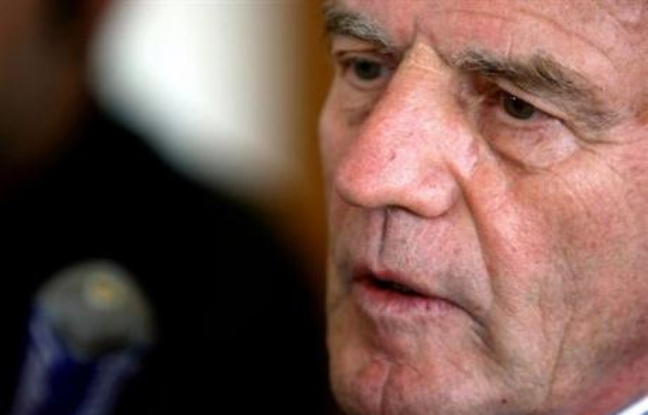 M. Kouchner a ainsi confirmé ce que beaucoup murmurent à Bruxelles: que l'Irlande pourrait être invitée à proposer des aménagements au traité, afin de ne pas rouvrir la négociation. M. Kouchner a ainsi confirmé ce que beaucoup murmurent à Bruxelles: que l'Irlande pourrait être invitée à proposer des aménagements au traité, afin de ne pas rouvrir la négociation.