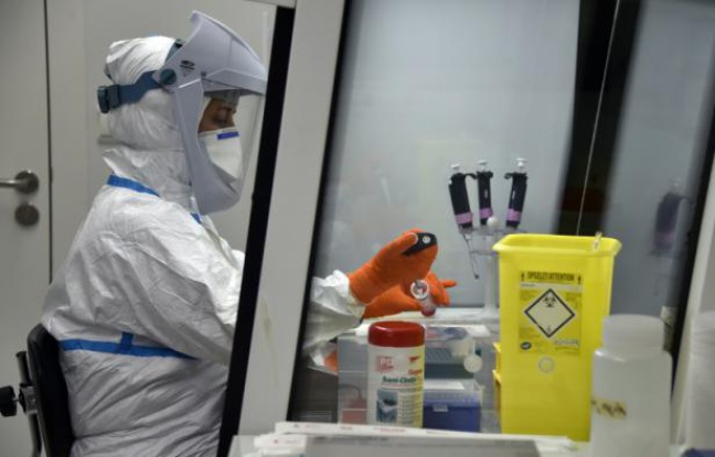 Un biologiste conduit des tests dans un laboratoire de l'Institut universitaire du cancer, à Toulouse, le 10 octobre 2014 Un biologiste conduit des tests dans un laboratoire de l'Institut universitaire du cancer, à Toulouse, le 10 octobre 2014