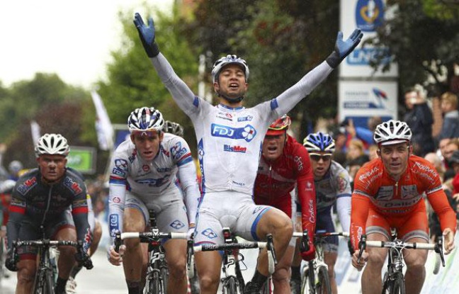 Saint-Amand-les-Eaux, le 24 juin 2012. Nacer Bouhanni, team FDJ-Big Mat, passe en vaincoeur la ligne d'arrivée lors de l'épreuve de course en ligne Elite des Championnats de France de cyclisme sur route 2012. Saint-Amand-les-Eaux, le 24 juin 2012. Nacer Bouhanni, team FDJ-Big Mat, passe en vaincoeur la ligne d'arrivée lors de l'épreuve de course en ligne Elite des Championnats de France de cyclisme sur route 2012.