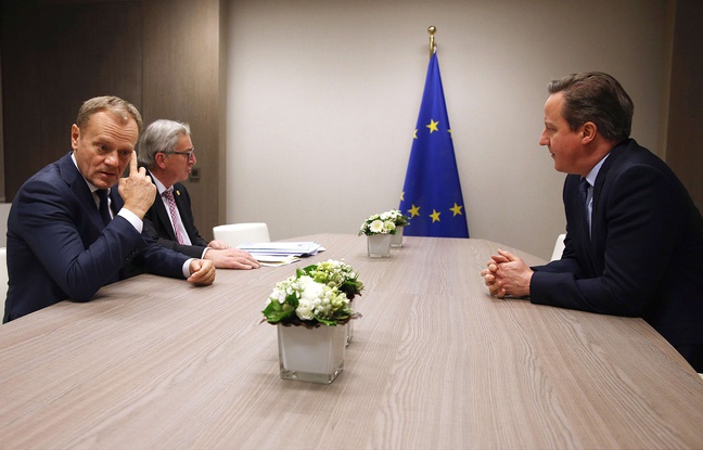 Donald Tusk et Jean-Claude Juncker s'entretiennent avec David Cameron à Bruxelles, le 19 février 2016. Donald Tusk et Jean-Claude Juncker s'entretiennent avec David Cameron à Bruxelles, le 19 février 2016.
