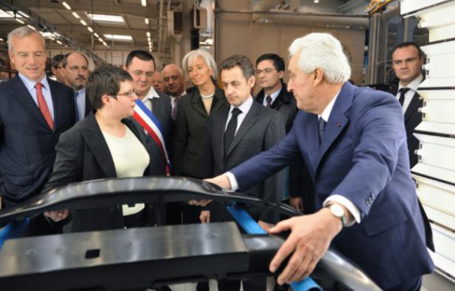 Le PDG de Plastic Omnium Laurent Burell (d) aux côtés de Nicolas Sarkozy, alors président de la République, lors d'une visite de son usine de Sainte-Julie, dans l'Aveyron, le 26 février 2009 Le PDG de Plastic Omnium Laurent Burell (d) aux côtés de Nicolas Sarkozy, alors président de la République, lors d'une visite de son usine de Sainte-Julie, dans l'Aveyron, le 26 février 2009