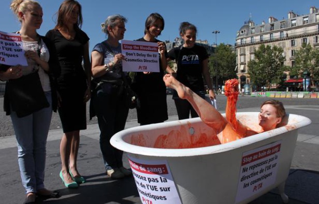 Les militants de Peta France ont simulé un bain de sang pour dénoncer les tests cosmétiques sur les animaux, le 8 août 2012 à Paris. Les militants de Peta France ont simulé un bain de sang pour dénoncer les tests cosmétiques sur les animaux, le 8 août 2012 à Paris.