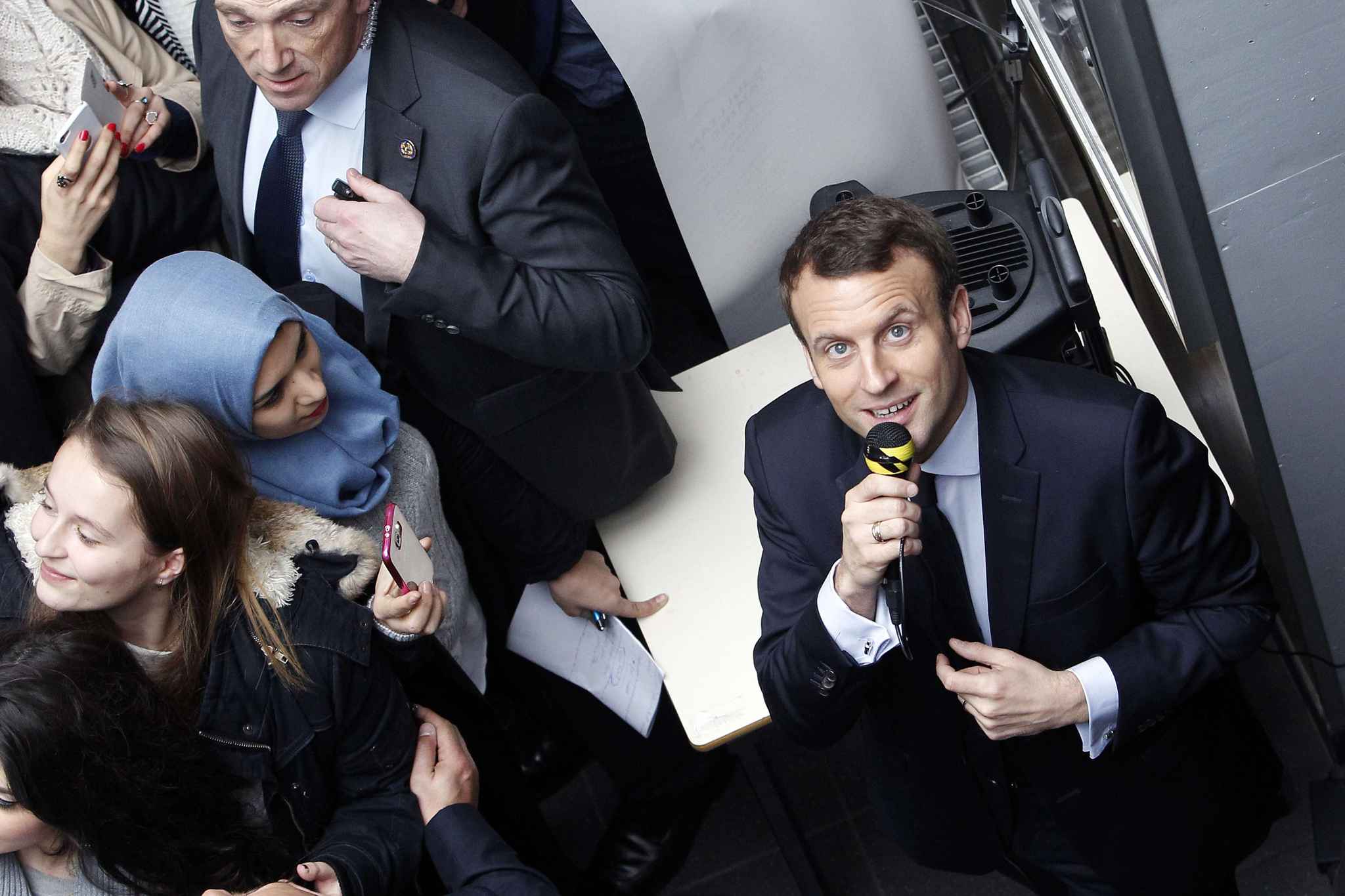 Présidentielle 2017: Emmanuel Macron en quête d'adoubement à Berlin