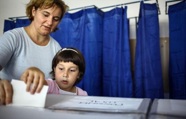La coalition de centre-gauche au pouvoir en Roumanie, l'Union sociale-libérale (USL), a clamé dimanche la victoire aux élections municipales et départementales après la publication des premiers sondages à la sortie des bureaux de vote. La coalition de centre-gauche au pouvoir en Roumanie, l'Union sociale-libérale (USL), a clamé dimanche la victoire aux élections municipales et départementales après la publication des premiers sondages à la sortie des bureaux de vote.