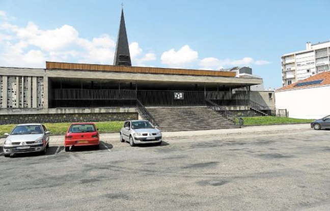 Le parvis de l'église, lieu du meurtre. Le parvis de l'église, lieu du meurtre.