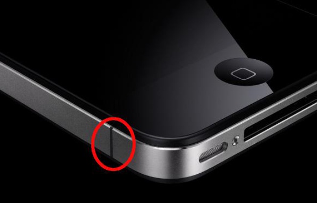 La réception de l'iPhone 4 semble chuter quand la bande noire située en bas à gauche entre en contact direct -sans étuis de protection- avec un humain La réception de l'iPhone 4 semble chuter quand la bande noire située en bas à gauche entre en contact direct -sans étuis de protection- avec un humain