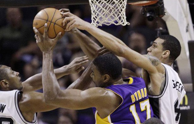 Andrew Bynum face aux Spurs, le 12 avril 2012 Andrew Bynum face aux Spurs, le 12 avril 2012