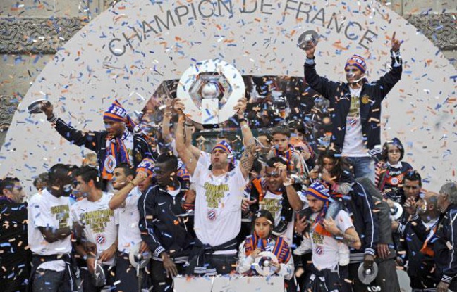 Les Montpelliérains soulèvent le trophée de champions de France, le 21 mai 2012 Les Montpelliérains soulèvent le trophée de champions de France, le 21 mai 2012
