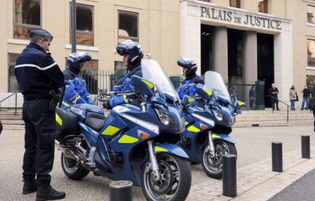 Le ravisseur présumé de Chloé, l'adolescente enlevée dans le Gard et retrouvée en Allemagne, a été mis en examen vendredi à Nîmes pour "enlèvement, séquestration et viol", a annoncé le procureur-adjoint de la République à Nîmes. Le ravisseur présumé de Chloé, l'adolescente enlevée dans le Gard et retrouvée en Allemagne, a été mis en examen vendredi à Nîmes pour "enlèvement, séquestration et viol", a annoncé le procureur-adjoint de la République à Nîmes.