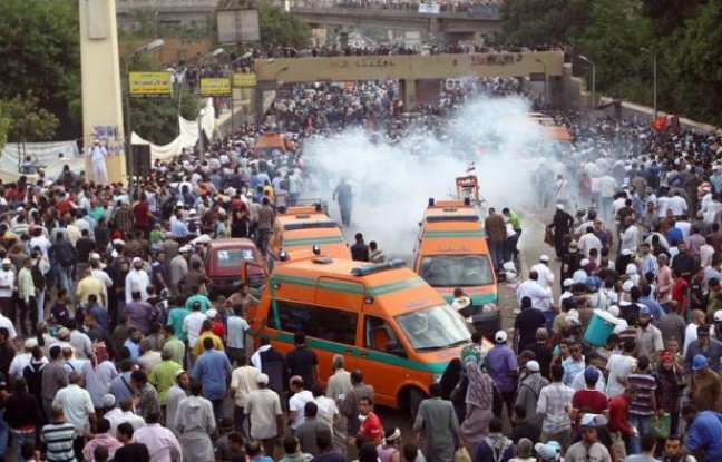 Une soixantaine de personnes ont été blessées vendredi au Caire dans des heurts entre manifestants hostiles au pouvoir militaire et soldats à proximité du ministère de la Défense, faisant encore monter la tension à l'approche de la présidentielle prévue à la fin du mois. Une soixantaine de personnes ont été blessées vendredi au Caire dans des heurts entre manifestants hostiles au pouvoir militaire et soldats à proximité du ministère de la Défense, faisant encore monter la tension à l'approche de la présidentielle prévue à la fin du mois.