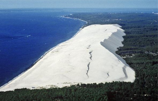 La dune du Pilat est le site naturel le plus célèbre et le plus couru de la région. La dune du Pilat est le site naturel le plus célèbre et le plus couru de la région.