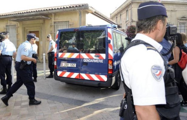 Décrit par un expert comme "un impulsif", Abdallah Boumezaar, qui a avoué avoir tué deux femmes gendarmes dimanche à Collobrières (Var), a déjà été condamné à 4 ans de prison pour "violences volontaires" contre des policiers qui tentaient de l'interpeller en 2004. Décrit par un expert comme "un impulsif", Abdallah Boumezaar, qui a avoué avoir tué deux femmes gendarmes dimanche à Collobrières (Var), a déjà été condamné à 4 ans de prison pour "violences volontaires" contre des policiers qui tentaient de l'interpeller en 2004.