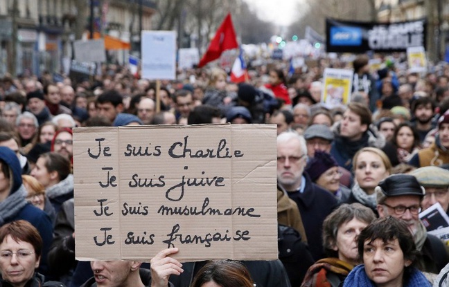 Une manifestante tient une pancarte lors de la marche du 11 janvier 2015, après les attentats de Charlie Hebdo et de l'Hyper Cacher, à Paris. Une manifestante tient une pancarte lors de la marche du 11 janvier 2015, après les attentats de Charlie Hebdo et de l'Hyper Cacher, à Paris.