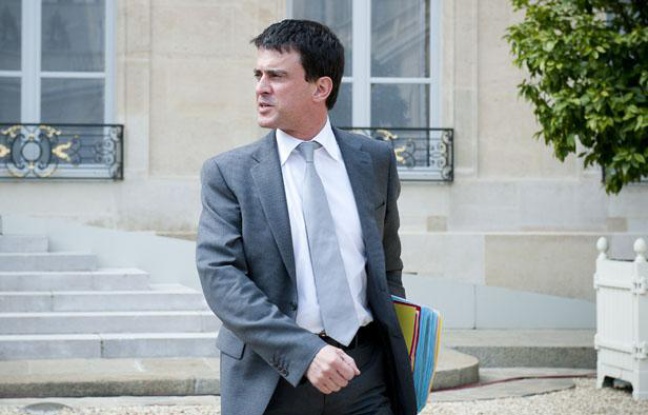 Manuel Valls à la sortie du conseil des ministres, le 23 mai 2012. Manuel Valls à la sortie du conseil des ministres, le 23 mai 2012.