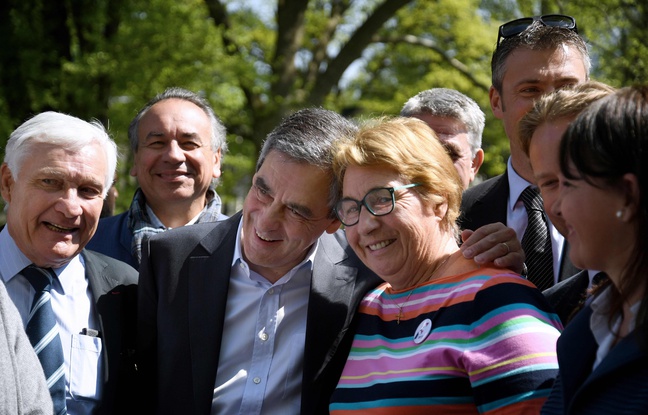 François Fillon avec Marielle Goitschel, championne de ski alpin, à Aix-les-Bains le 12 avril 2017. François Fillon avec Marielle Goitschel, championne de ski alpin, à Aix-les-Bains le 12 avril 2017.