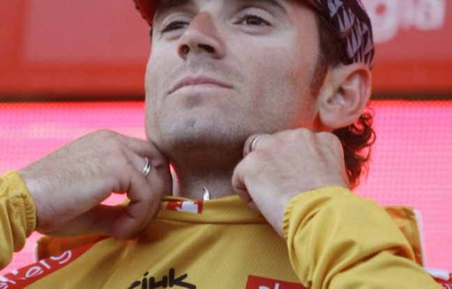 L'Espagnol Alejandro Valverde enfile le maillot or de leader de la Vuelta à Avilla, le 17 septembre 2009 L'Espagnol Alejandro Valverde enfile le maillot or de leader de la Vuelta à Avilla, le 17 septembre 2009