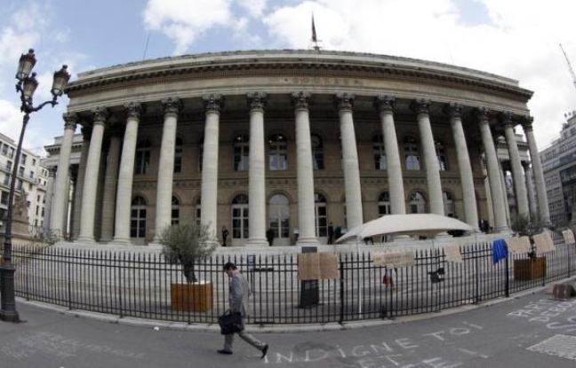 La Bourse de Paris se maintenait en hausse lundi à mi-journée mais marquait une légère pause (+1,56%), dans un marché dopé par l'annonce d'un plan d'aide au secteur bancaire espagnol et rassuré quant à la détermination des Européens à venir au secours de la zone euro. La Bourse de Paris se maintenait en hausse lundi à mi-journée mais marquait une légère pause (+1,56%), dans un marché dopé par l'annonce d'un plan d'aide au secteur bancaire espagnol et rassuré quant à la détermination des Européens à venir au secours de la zone euro.