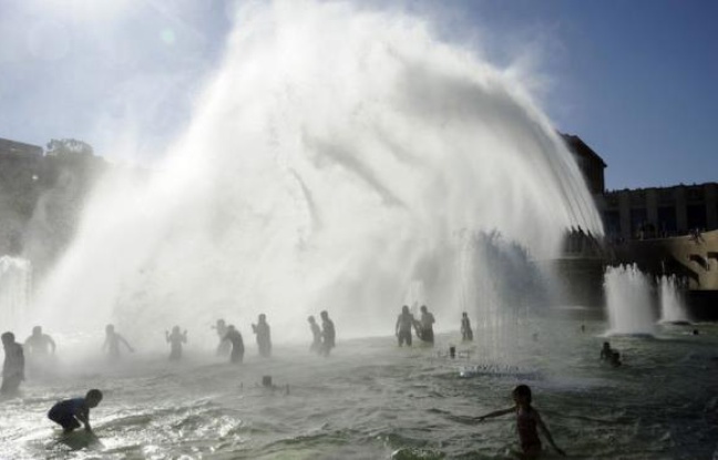 L'alerte orange canicule était maintenue dimanche matin dans 33 départements du sud-ouest, du centre et du nord-est de la France, selon le bulletin national de suivi de Météo France paru à 06H00. L'alerte orange canicule était maintenue dimanche matin dans 33 départements du sud-ouest, du centre et du nord-est de la France, selon le bulletin national de suivi de Météo France paru à 06H00.