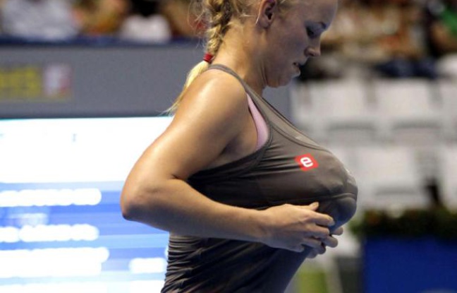 La joueuse de tennis Caroline Wozniaki imite Serena Williams, lors d'un match d'exhibition, le 9 décembre 2012. La joueuse de tennis Caroline Wozniaki imite Serena Williams, lors d'un match d'exhibition, le 9 décembre 2012.