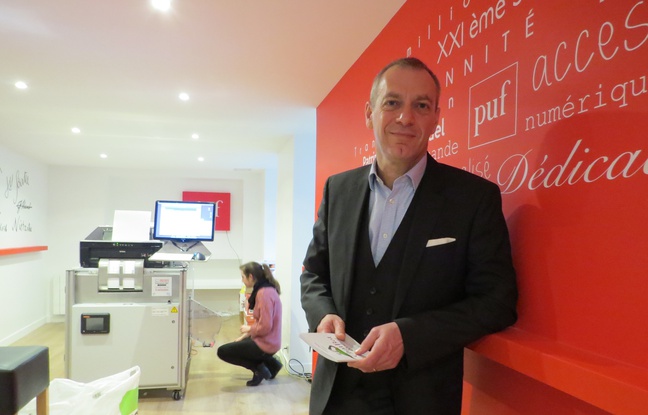 Frédéric Mériot, directeur général des Puf devant l'Espresso book machine, qui permet d'imprimer des livres à la demande. Frédéric Mériot, directeur général des Puf devant l'Espresso book machine, qui permet d'imprimer des livres à la demande.