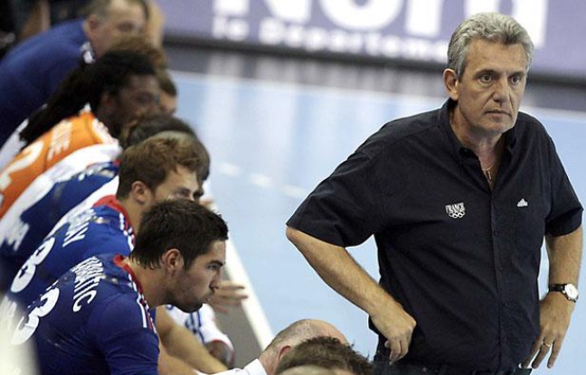 Le sélectionneur de l'équipe de France de handball, Claude Onesta (à dr.) devant ses joueurs lors d'un match de préparation aux Jeux de Londres, le 22 juillet 2012 à Dunkerque. Le sélectionneur de l'équipe de France de handball, Claude Onesta (à dr.) devant ses joueurs lors d'un match de préparation aux Jeux de Londres, le 22 juillet 2012 à Dunkerque.