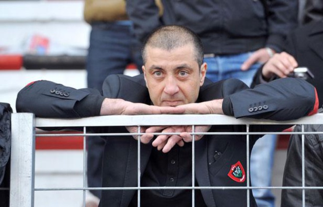 Mourad Boudjellal, le président du RC Toulon, regarde le match de son équipe contre Bayonne des tribunes, le 28 janvier 2012, au Stade Mayol. Mourad Boudjellal, le président du RC Toulon, regarde le match de son équipe contre Bayonne des tribunes, le 28 janvier 2012, au Stade Mayol.