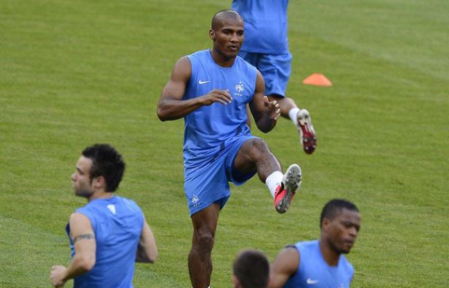 Florent Malouda, au centre, lors d'un entraînement avec l'équipe de France, le 10 juin 2012. Florent Malouda, au centre, lors d'un entraînement avec l'équipe de France, le 10 juin 2012.