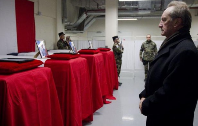 Le ministre français de la Défense, Gérard Longuet, a indiqué samedi que le soldat afghan qui a tué quatre militaires français la veille en Afghanistan était "un taliban manifestement infiltré depuis longtemps" dans les rangs de l'armée afghane. Le ministre français de la Défense, Gérard Longuet, a indiqué samedi que le soldat afghan qui a tué quatre militaires français la veille en Afghanistan était "un taliban manifestement infiltré depuis longtemps" dans les rangs de l'armée afghane.