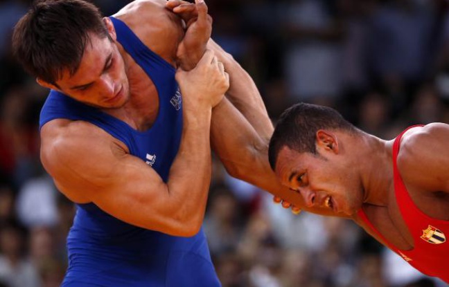 Le lutteur français Steeve Guénot (à g.) lors de sa place de troisième aux Jeux olympiques contre le Cubain Pedro Mulens Herrera, le 7 août 2012. Le lutteur français Steeve Guénot (à g.) lors de sa place de troisième aux Jeux olympiques contre le Cubain Pedro Mulens Herrera, le 7 août 2012.