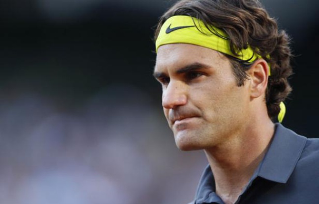 Le Suisse Roger Federer gagne contre Nicolas Mahut sur la terre battue de Roland Garros le 1er juin 2012. Le Suisse Roger Federer gagne contre Nicolas Mahut sur la terre battue de Roland Garros le 1er juin 2012.
