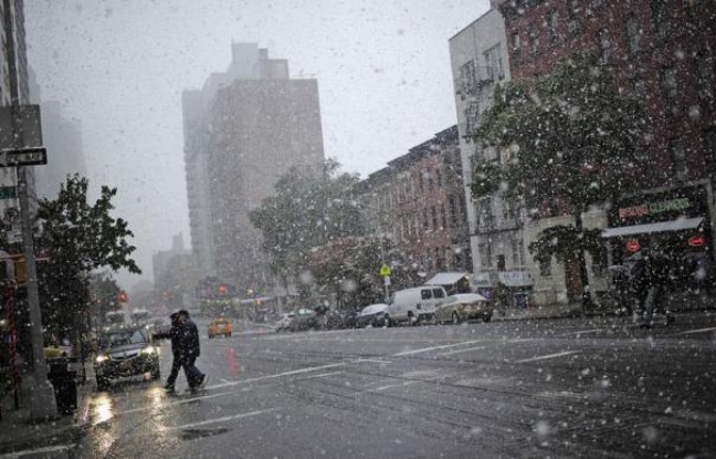 Des chutes de neige et des pluies verglaçantes, rarissimes en cette saison, ont fait trois morts et provoqué de fortes perturbations dans les transports sur la côte Est des Etats-Unis et privé d'électricité 2 millions de personnes, selon des sources concordantes. Des chutes de neige et des pluies verglaçantes, rarissimes en cette saison, ont fait trois morts et provoqué de fortes perturbations dans les transports sur la côte Est des Etats-Unis et privé d'électricité 2 millions de personnes, selon des sources concordantes.