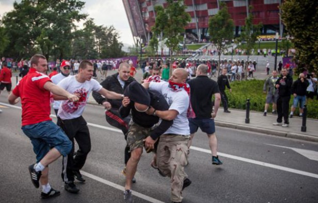 Des supporters russes et polonais se seont affrontés avant le match qui a opposé leurs équipes nationales à l'Euro, le 12 juin 2012. Des supporters russes et polonais se seont affrontés avant le match qui a opposé leurs équipes nationales à l'Euro, le 12 juin 2012.