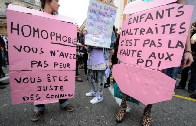 "Lesbienne, gay, bi, trans, hétéro: tous et toutes égaux": plusieurs milliers de partisans du projet de loi ouvrant le mariage et l'adoption aux couples homosexuels ont défilé samedi dans plusieurs villes de province, à la veille d'une grande manifestation à Paris. "Lesbienne, gay, bi, trans, hétéro: tous et toutes égaux": plusieurs milliers de partisans du projet de loi ouvrant le mariage et l'adoption aux couples homosexuels ont défilé samedi dans plusieurs villes de province, à la veille d'une grande manifestation à Paris.