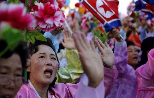 Des Nord-Corennes en larmes en passant devant leur prsident Kim Jong-Un Pyongyang, le 10 octobre 2015. Des Nord-Corennes en larmes en passant devant leur prsident Kim Jong-Un Pyongyang, le 10 octobre 2015.
