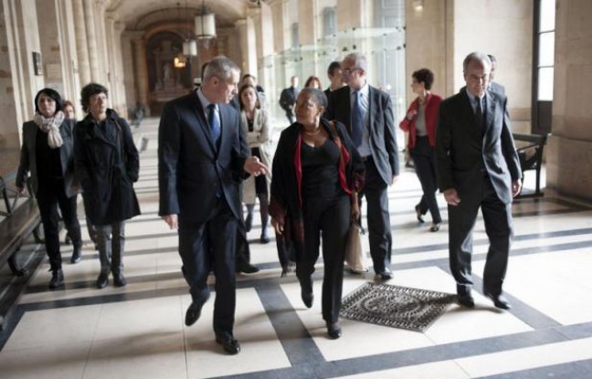 Le vent du changement a soufflé dimanche au palais de justice de Paris où, guidée par un Pierre Joxe vêtu de sa robe d'avocat, la nouvelle garde des Sceaux, Christiane Taubira, a rendu visite aux services de la justice des mineurs. Le vent du changement a soufflé dimanche au palais de justice de Paris où, guidée par un Pierre Joxe vêtu de sa robe d'avocat, la nouvelle garde des Sceaux, Christiane Taubira, a rendu visite aux services de la justice des mineurs.