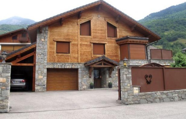 Le jeune homme soupçonné d'avoir tué son père et ses deux frères de huit et dix-sept ans lors d'un drame familial en Savoie a été mis en examen pour assassinats dans la nuit de samedi à dimanche et écroué. Le jeune homme soupçonné d'avoir tué son père et ses deux frères de huit et dix-sept ans lors d'un drame familial en Savoie a été mis en examen pour assassinats dans la nuit de samedi à dimanche et écroué.