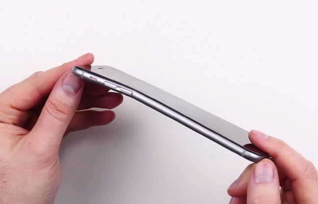 Un iPhone 6 qui plie sous la pression. Un iPhone 6 qui plie sous la pression.