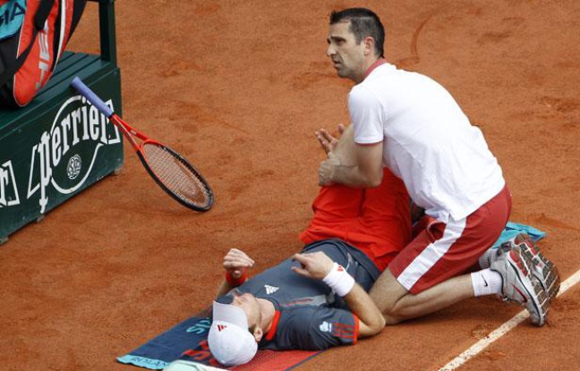 Le joueur Britannique Andy Murray, soigné pendant son match à Roland-Garros contre Jarkko Nieminen, le 31 mai 2012. Le joueur Britannique Andy Murray, soigné pendant son match à Roland-Garros contre Jarkko Nieminen, le 31 mai 2012.