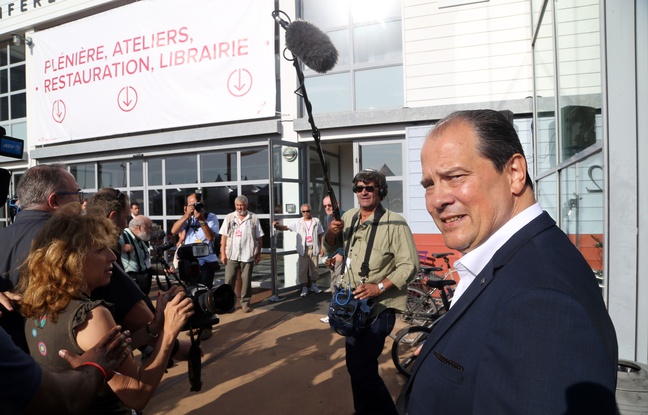 Le Premier secrétaire du Parti socialiste Jean-Christophe Cambadélis aux universités d'été du PS le 30 août 2015 à La Rochelle. Le Premier secrétaire du Parti socialiste Jean-Christophe Cambadélis aux universités d'été du PS le 30 août 2015 à La Rochelle.