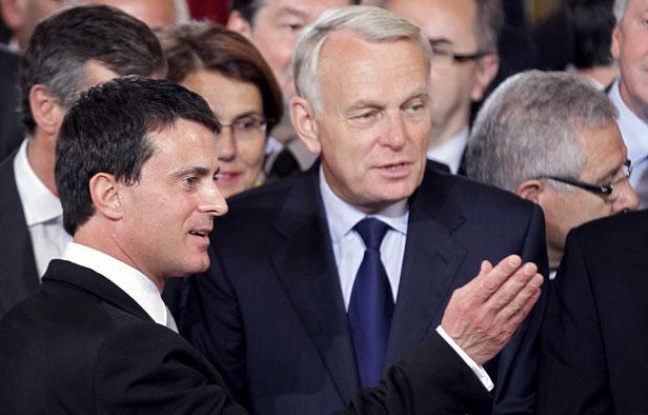 Jean-Marc Ayrault, à côté de Manuel Valls, lors de l'investiture de François Hollande à l'Elysée le 15 mai 2012. Jean-Marc Ayrault, à côté de Manuel Valls, lors de l'investiture de François Hollande à l'Elysée le 15 mai 2012.