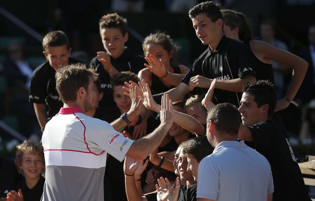Stan Wawrinka avec les ramasseurs de balle après sa victoire à Roland-Garros, le 7 juin 2015. Stan Wawrinka avec les ramasseurs de balle après sa victoire à Roland-Garros, le 7 juin 2015.