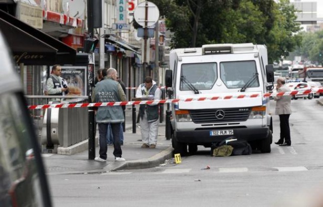 Les convoyeurs de fond, cibles régulières des braqueurs, reçus mardi Place Beauvau, s'inquiètent de dérives au sein de la profession, pointant du doigt certaines sociétés coupables selon eux de baisser les prix au détriment de la sécurité de leurs salariés. Les convoyeurs de fond, cibles régulières des braqueurs, reçus mardi Place Beauvau, s'inquiètent de dérives au sein de la profession, pointant du doigt certaines sociétés coupables selon eux de baisser les prix au détriment de la sécurité de leurs salariés.