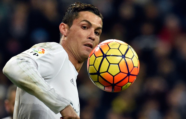 Cristiano Ronaldo, l'attaquant du Real Madrid, le 9 janvier 2016, contre La Corogne. Cristiano Ronaldo, l'attaquant du Real Madrid, le 9 janvier 2016, contre La Corogne.