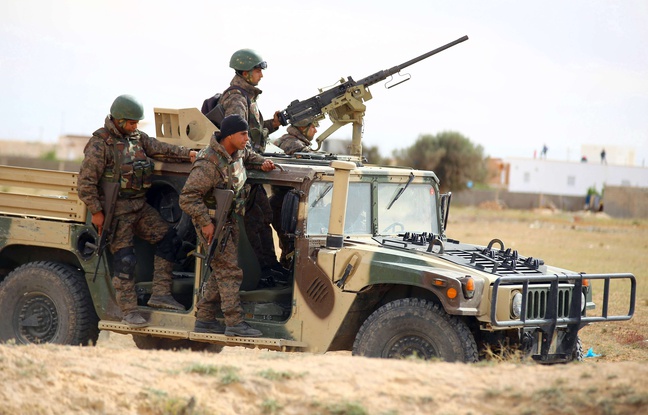 Des soldats tunisiens patrouillent dans la banlieue de Ben Guerdane, le mardi 8 Mars 2016. Des soldats tunisiens patrouillent dans la banlieue de Ben Guerdane, le mardi 8 Mars 2016.