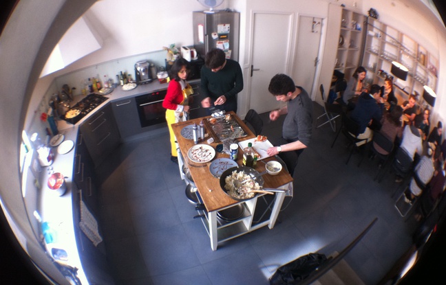 Dans la cuisine partagée de la start-up Recommerce solutions, un employé se relaie chaque jour pour nourrir les autres. Dans la cuisine partagée de la start-up Recommerce solutions, un employé se relaie chaque jour pour nourrir les autres.