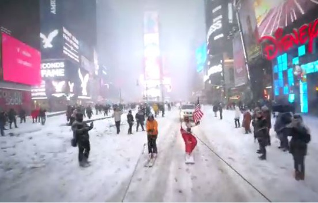 Casey Neistat dans les rues de New York sur son snowboard. Casey Neistat dans les rues de New York sur son snowboard.
