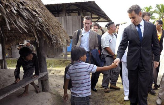 Le président Nicolas Sarkozy, en déplacement en Guyane d'où il doit présenter dimanche ses voeux aux Français d'outre-mer, a annoncé samedi la future création d'une "université de la biodiversité" en Guyane. Le président Nicolas Sarkozy, en déplacement en Guyane d'où il doit présenter dimanche ses voeux aux Français d'outre-mer, a annoncé samedi la future création d'une "université de la biodiversité" en Guyane.