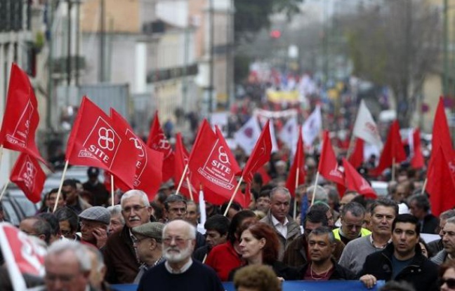 Plusieurs milliers de personnes ont manifesté samedi à Lisbonne, à l'appel des syndicats, pour protester une nouvelle fois contre la politique de rigueur menée par le gouvernement portugais sous la tutelle de l'UE et du FMI. Plusieurs milliers de personnes ont manifesté samedi à Lisbonne, à l'appel des syndicats, pour protester une nouvelle fois contre la politique de rigueur menée par le gouvernement portugais sous la tutelle de l'UE et du FMI.